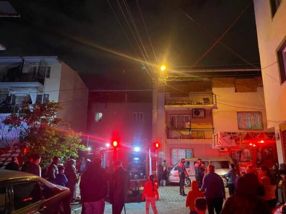 Acil durum ekipleriyle apartmanda yangın nöbeti ve ekiplerin çalışması.