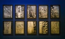 Tarih öncesi kabartma ve oymalar sergisi, arkeolojik eserler ve tarihî motifler.