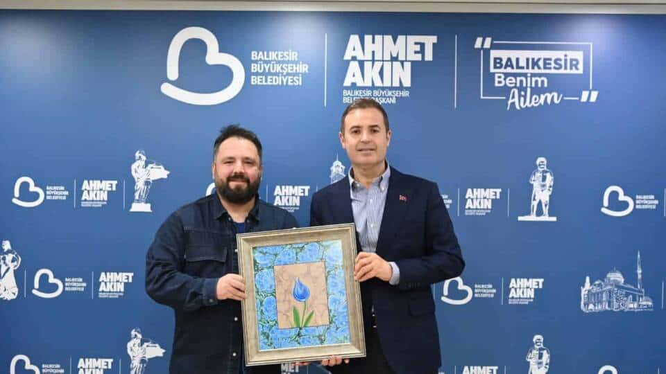 Başkan Ahmet Akın, BALMEK Ebru Sanatı Hocası Osman Çemi’yi Makamında Konuk Etti