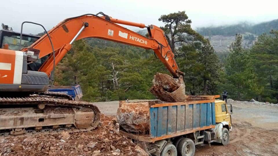 Alanya ve Gündoğmuş Taşatan Yolunda Belediye Ekipleri Yoğun Bakım ve Onarım Çalışmaları Yapıyor