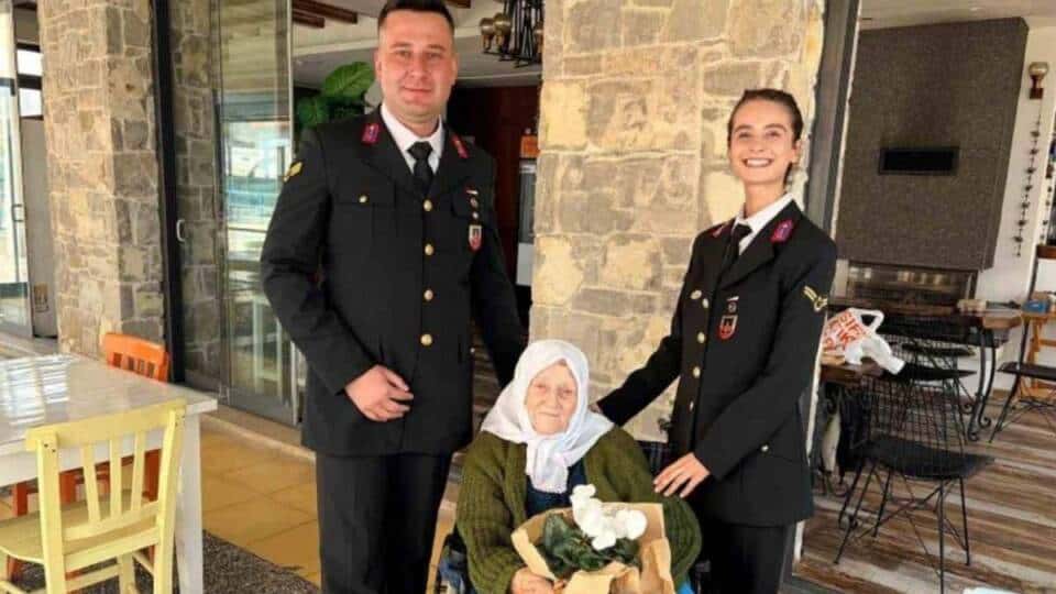 Jandarma, Yaşlılar Haftası’nda 98 Yaşındaki Muzaffer Şenkul’a Anlamlı Ziyaret Gerçekleştirdi