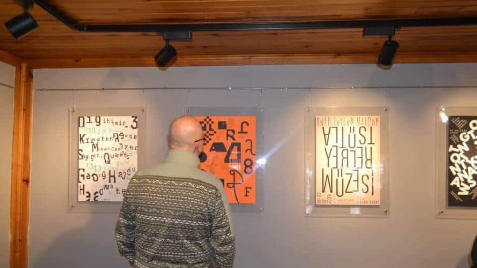 Anadolu Üniversitesi'nde '(TYPO) Hatalı Yazı' Tipografik Afiş Seçkisi Ziyaretçilere Sunuldu