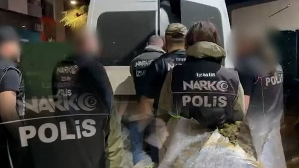 İzmir Torbalı’da Araçta 1 Ton 346,5 Kilogram Skunk ve 57 Bin Uyuşturucu Hap Bulundu