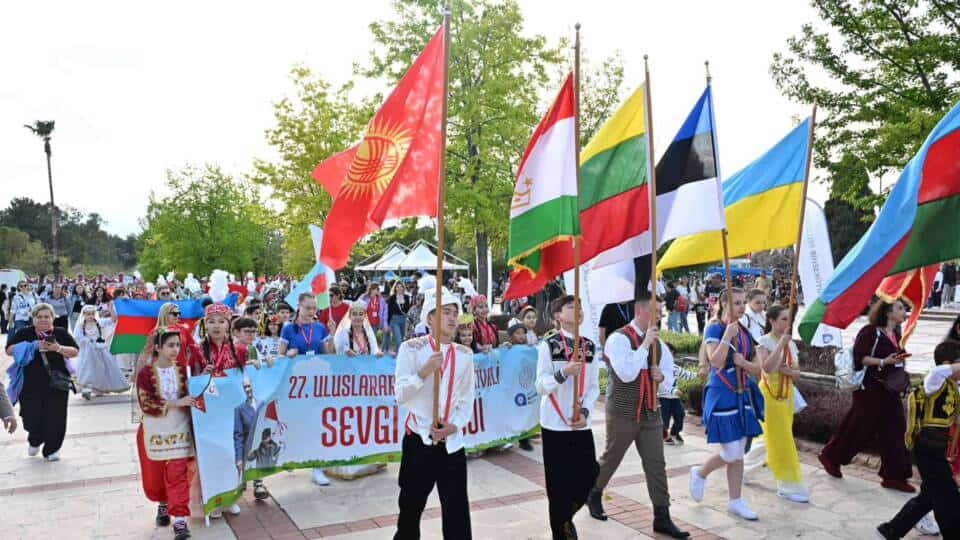 Antalya'da 23 Nisan Çocuk ve Uçurtma Festivali'nde Uluslararası Katılım ve Renkli Etkinlikler