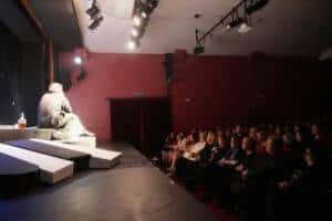 Başkan Ayşe Ünlüce, Şehir Tiyatroları'nın 'Unutmak' Oyununda İzleyicilerle Bir Araya Geldi