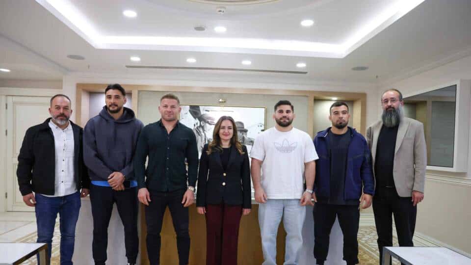 Büyükşehir Başkan Vekili Özdemir, Antalya'nın başpehlivanlarıyla 2026 sezonu için bir araya geldi