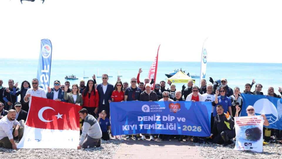 Antalya Büyükşehir Belediyesi, Kıyı ve Deniz Temizliğiyle Farkındalık Çalışmalarını Sürdürüyor