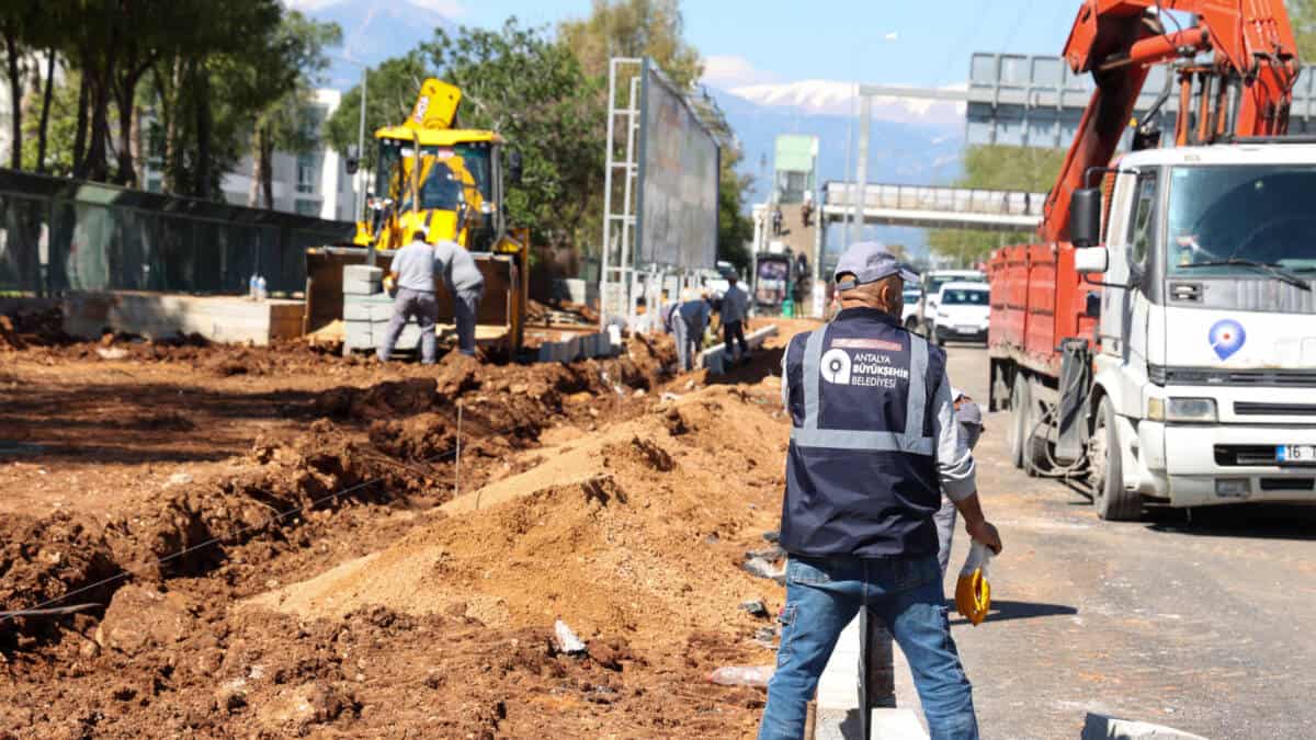 Antalya Büyükşehir Belediyesi, İller Bankası Kavşağı ve Çevresinde Trafik Akışını Düzenliyor