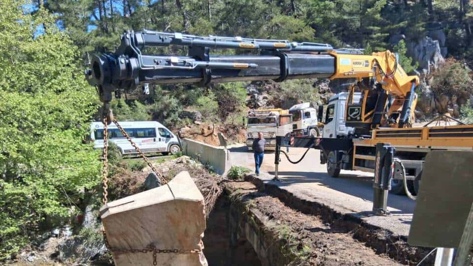Antalya Büyükşehir Belediyesi Demirtaş Grup Yolunda Yeni Köprü ve Alternatif Yol Çalışmalarını Tamamladı