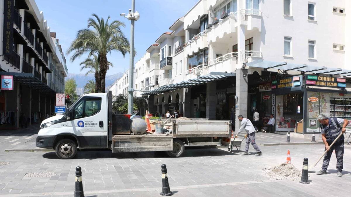 Antalya Büyükşehir Belediyesi Kemer Liman Caddesi’nde Altyapı Yenileme Çalışmalarına Devam Ediyor