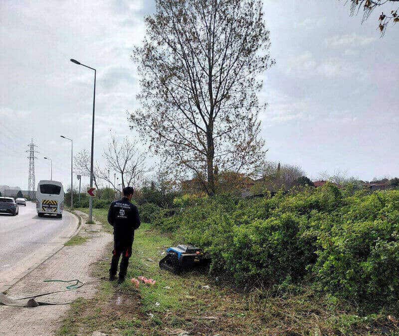 Kocaeli Büyükşehir Belediyesi'nin 'Çalı Canavarı' Temizlik Aracı Kentte Etkinliğini Artırıyor
