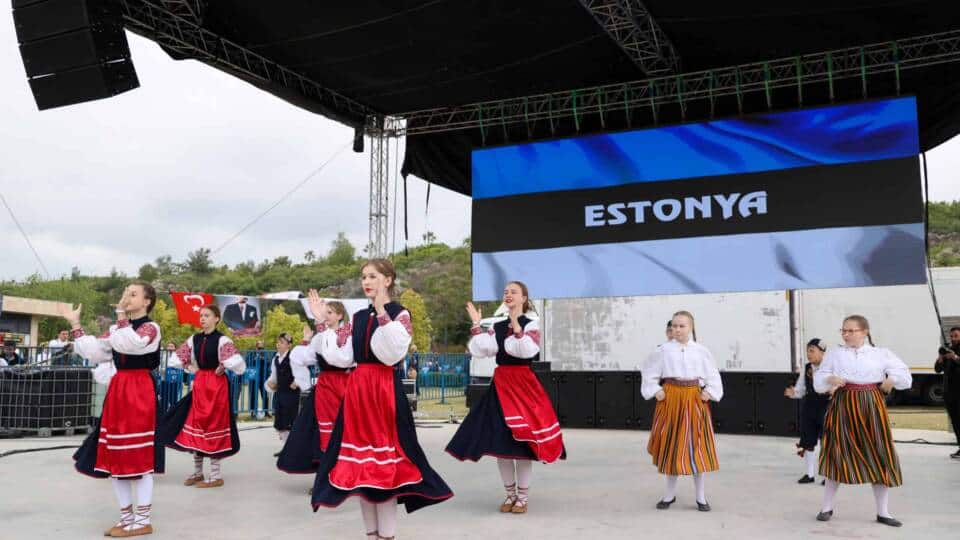Antalya'da Çocuk Festivali Galası, On Ülkeden Kültürel Buluşmalara Ev Sahipliği Yaptı