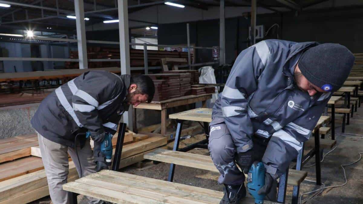 Antalya Büyükşehir Belediyesi, Kent Mobilyalarını Atölyelerinde Uygun Maliyetle Üretiyor