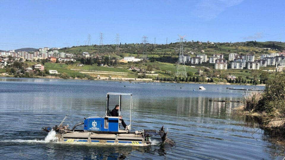 Kocaeli Büyükşehir Belediyesi Gölkaypark’taki Bıçkıdere Göleti’nde Kapsamlı Temizlik Yaptı