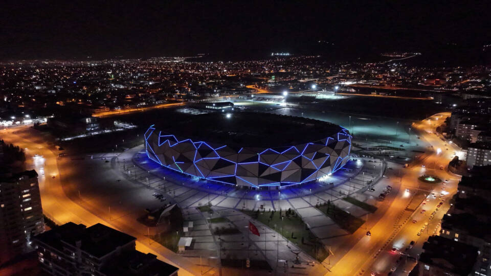 Konya'da Otizm Farkındalığı İçin Simgesel Yapılar Mavi Renkle Aydınlatıldı