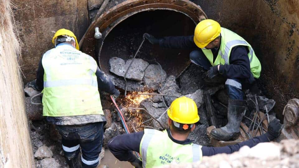 Muratpaşa’da 35 Yıllık Ana Hat Vanası Yenilendi, 10 Mahallede Su Akışı Yeniden Sağlandı