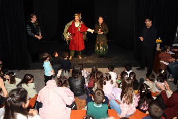 Eskişehir Şehir Tiyatroları'nda Okul Öncesi Çocuklara Özel 'Rüzgârda Savrulan Yapraklar' Oyunu Prömiyer Yaptı