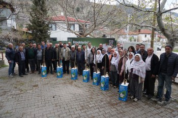 Eskişehir Büyükşehir Belediyesi Sarıcakaya’da 600 Dut Fidanı Dağıtımı Gerçekleştirdi