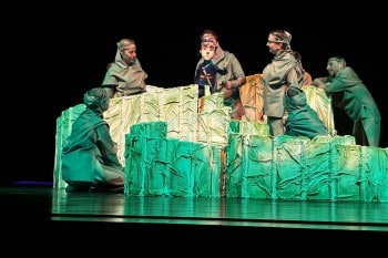 Eskişehir Şehir Tiyatroları'nın 'Sihirli Flüt' Oyunu İstanbul'da Çocuklarla Buluştu